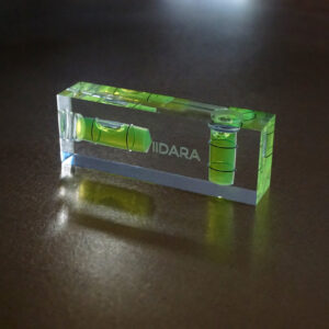 IIDARA特製、精密測定機器を手がけるアカツキ製作所の特注水平器です。ベースとなるのは、同社におけるアクリル製小型水平器、「平型アイベル水平器」。長年培われた確かな技術と精度をそのままに、IIDARAの視点でプロダクトとして再構成しました。 フラットで無駄のないフォルムは、ターンテーブルやオーディオ機器、什器設置時のレベル出しにおいて、視認性と扱いやすさを両立。小型ながらも確かな精度を持ち、繊細なセッティングを求められる現場でも信頼してお使いいただけます。 本体にはIIDARAのロゴをさりげなく配し、道具としての機能美を損なうことなく、控えめな個性を添えました。実用性と佇まい、その両立をかたちにした特注品です。水平器引き